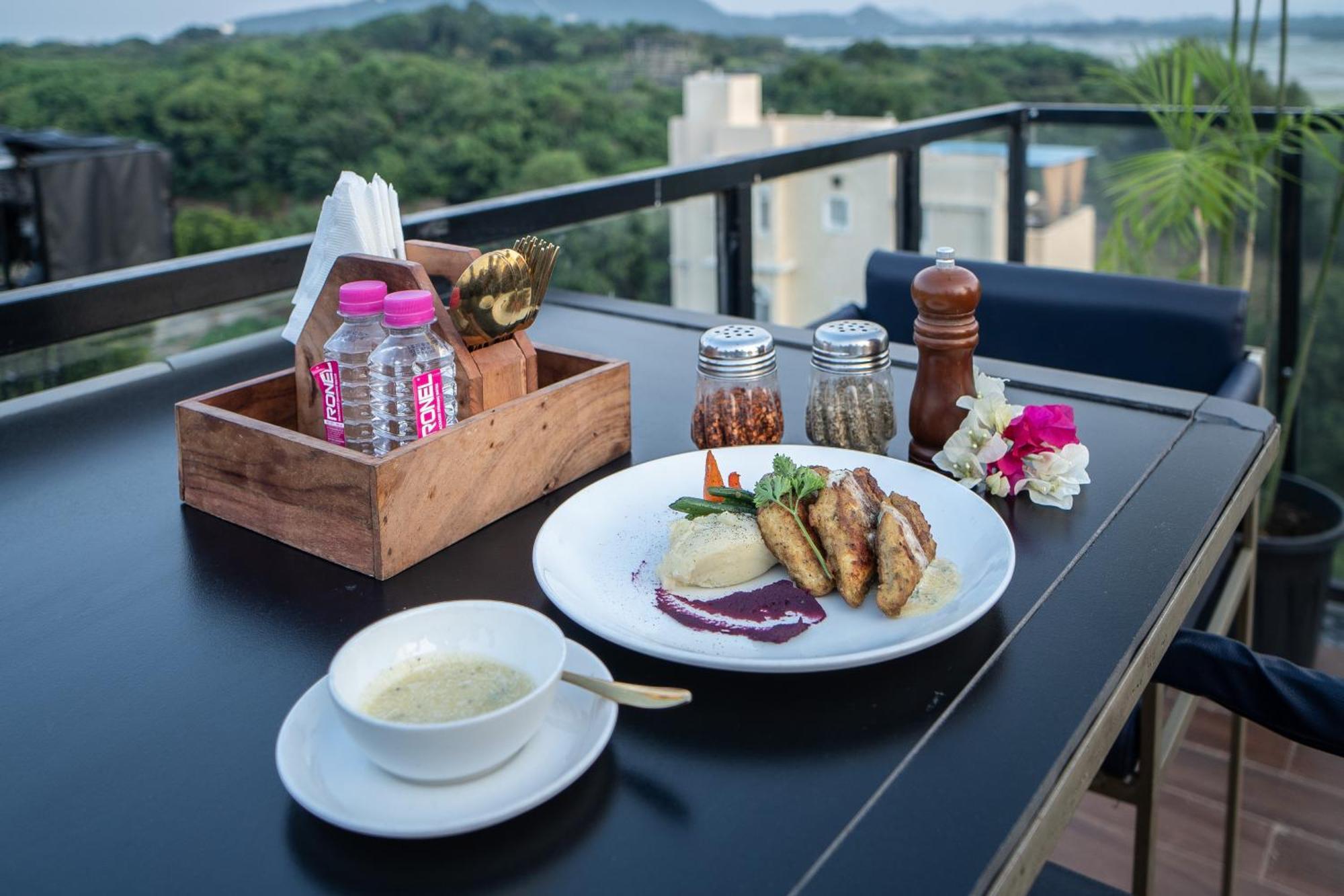 The Courtyard - Beyond Bar & Club Ξενοδοχείο Ουνταϊπούρ Εξωτερικό φωτογραφία