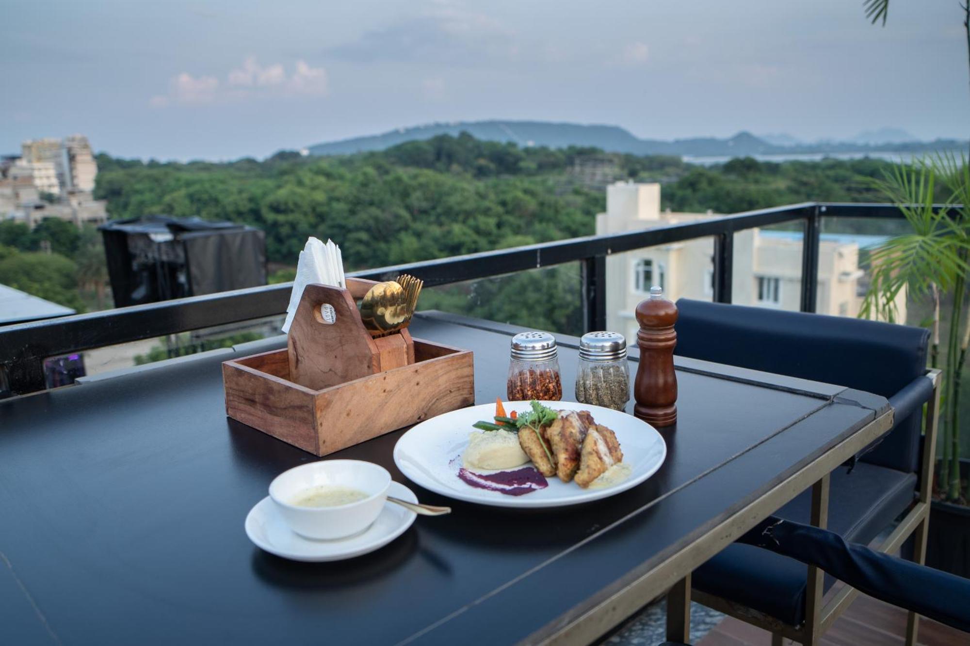 The Courtyard - Beyond Bar & Club Ξενοδοχείο Ουνταϊπούρ Εξωτερικό φωτογραφία