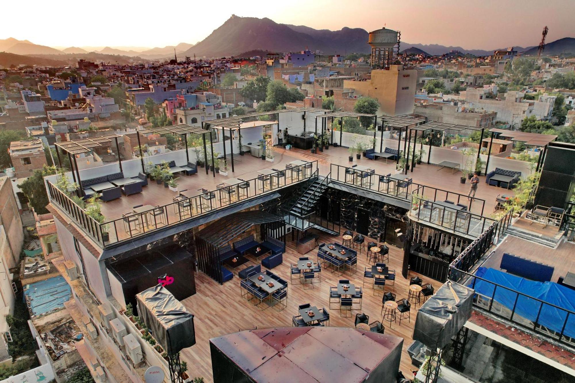 The Courtyard - Beyond Bar & Club Ξενοδοχείο Ουνταϊπούρ Εξωτερικό φωτογραφία