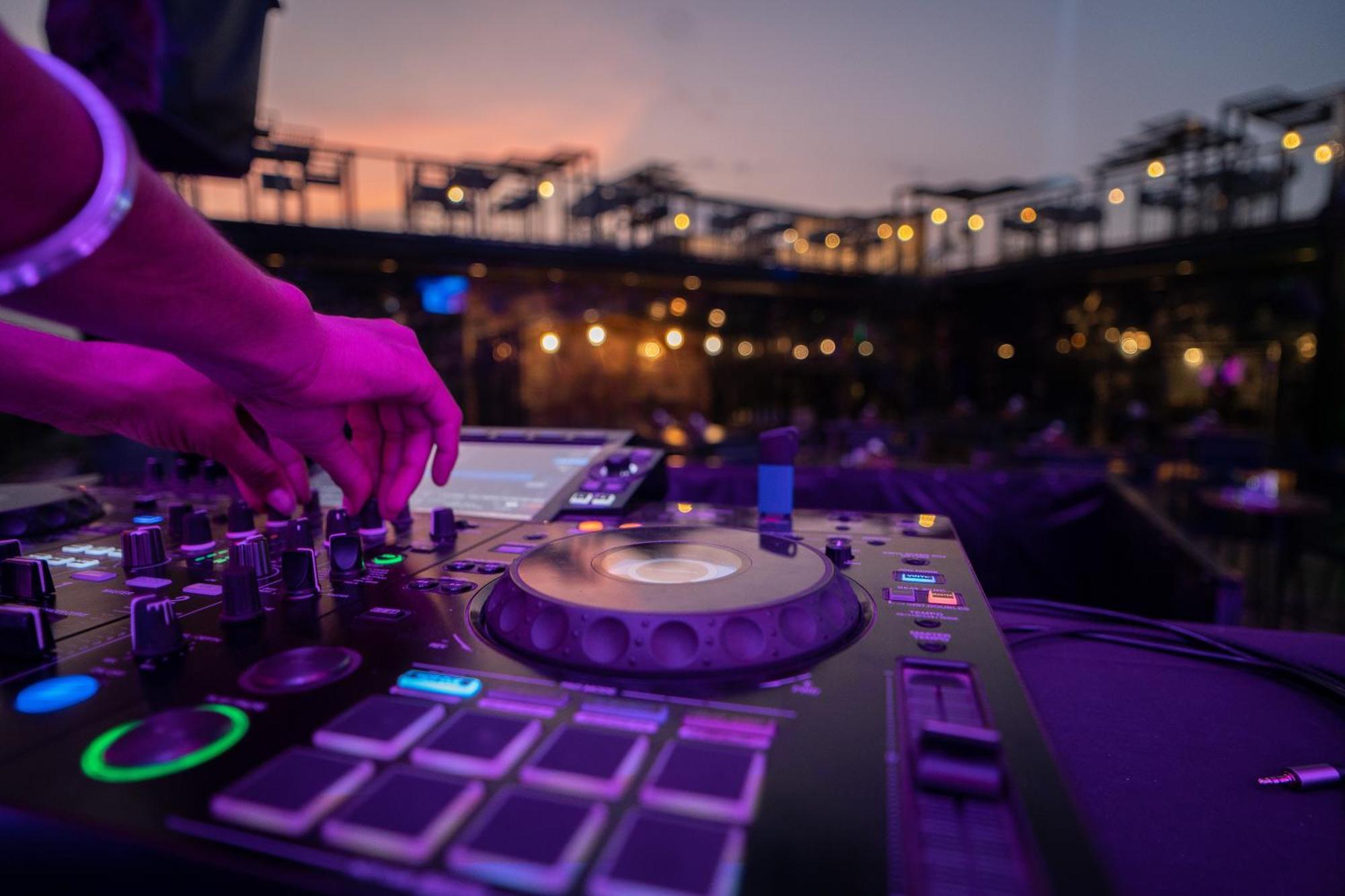 The Courtyard - Beyond Bar & Club Ξενοδοχείο Ουνταϊπούρ Εξωτερικό φωτογραφία