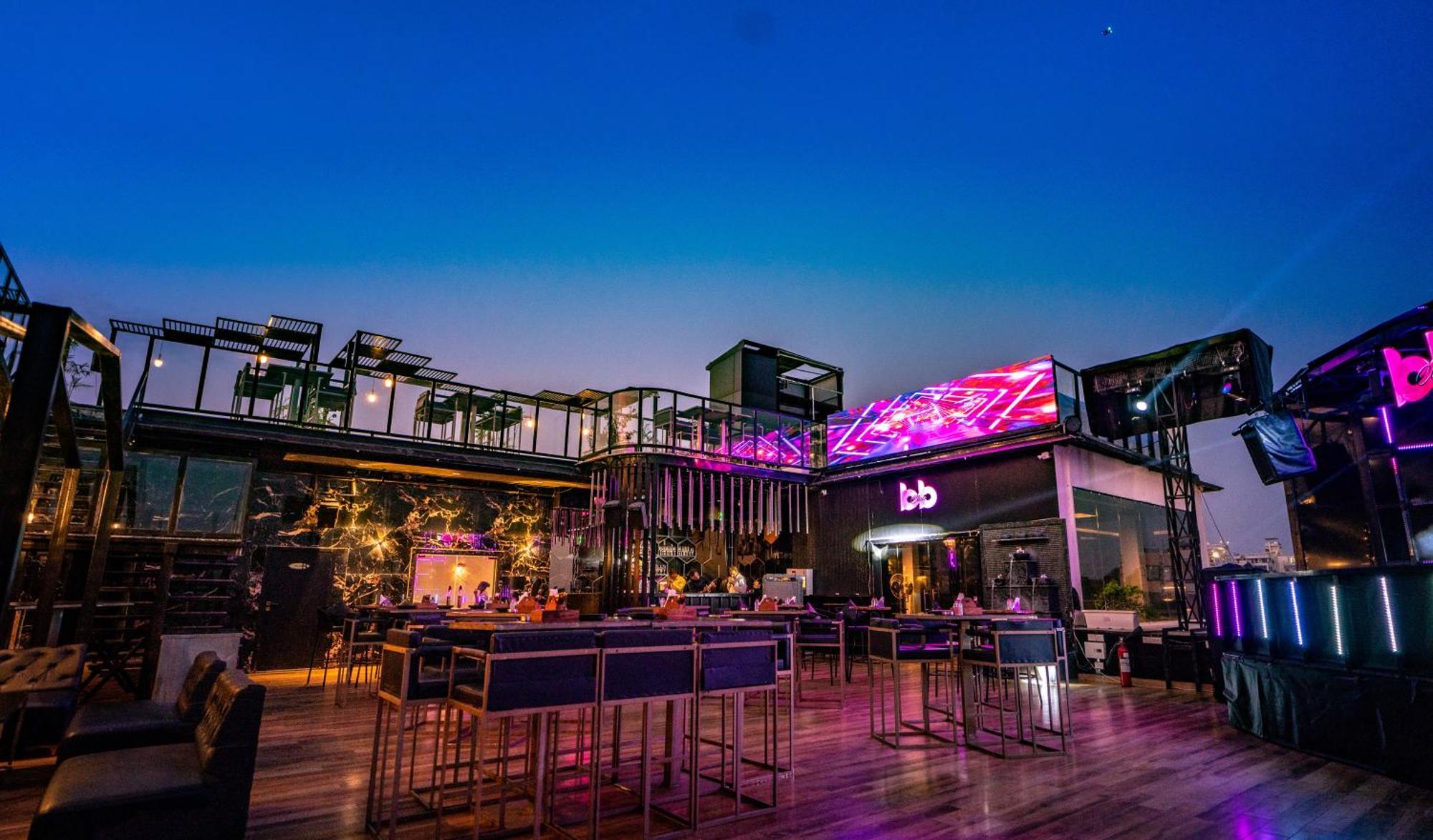 The Courtyard - Beyond Bar & Club Ξενοδοχείο Ουνταϊπούρ Εξωτερικό φωτογραφία