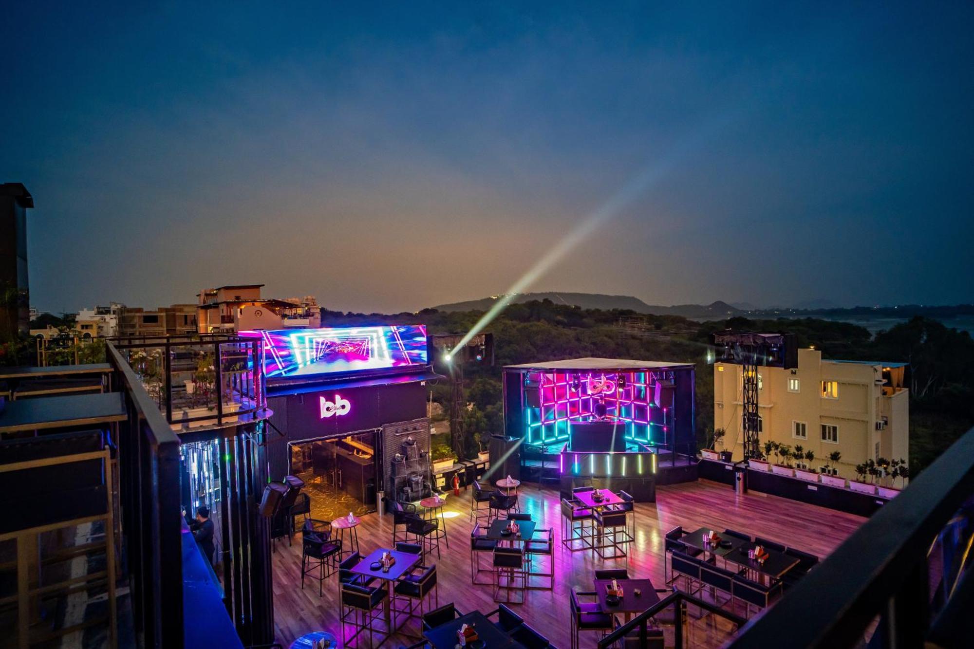The Courtyard - Beyond Bar & Club Ξενοδοχείο Ουνταϊπούρ Εξωτερικό φωτογραφία