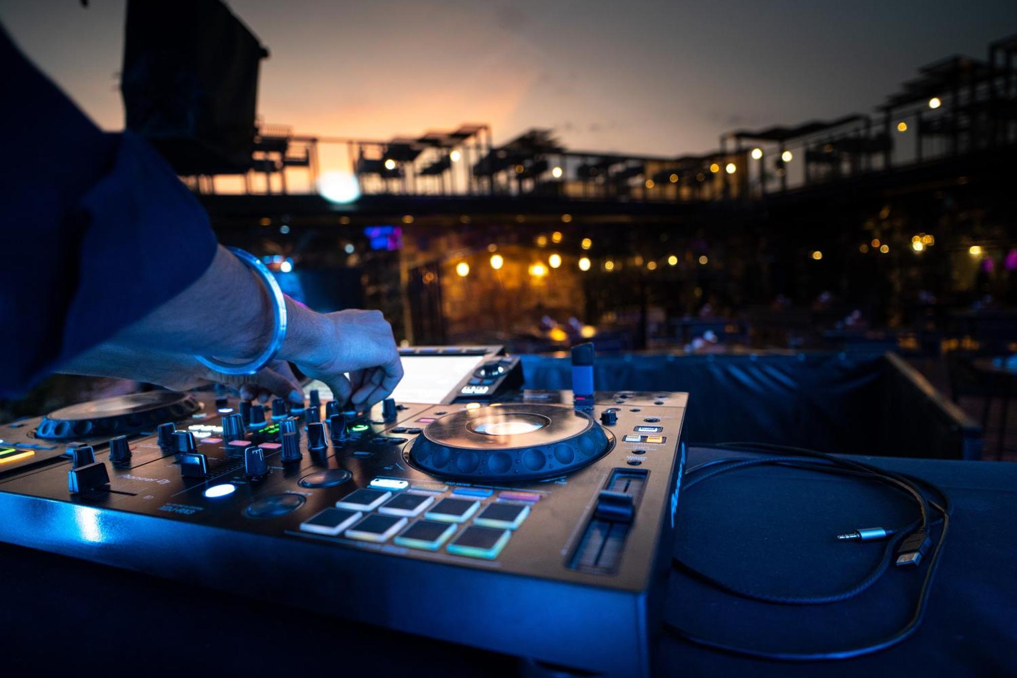 The Courtyard - Beyond Bar & Club Ξενοδοχείο Ουνταϊπούρ Εξωτερικό φωτογραφία