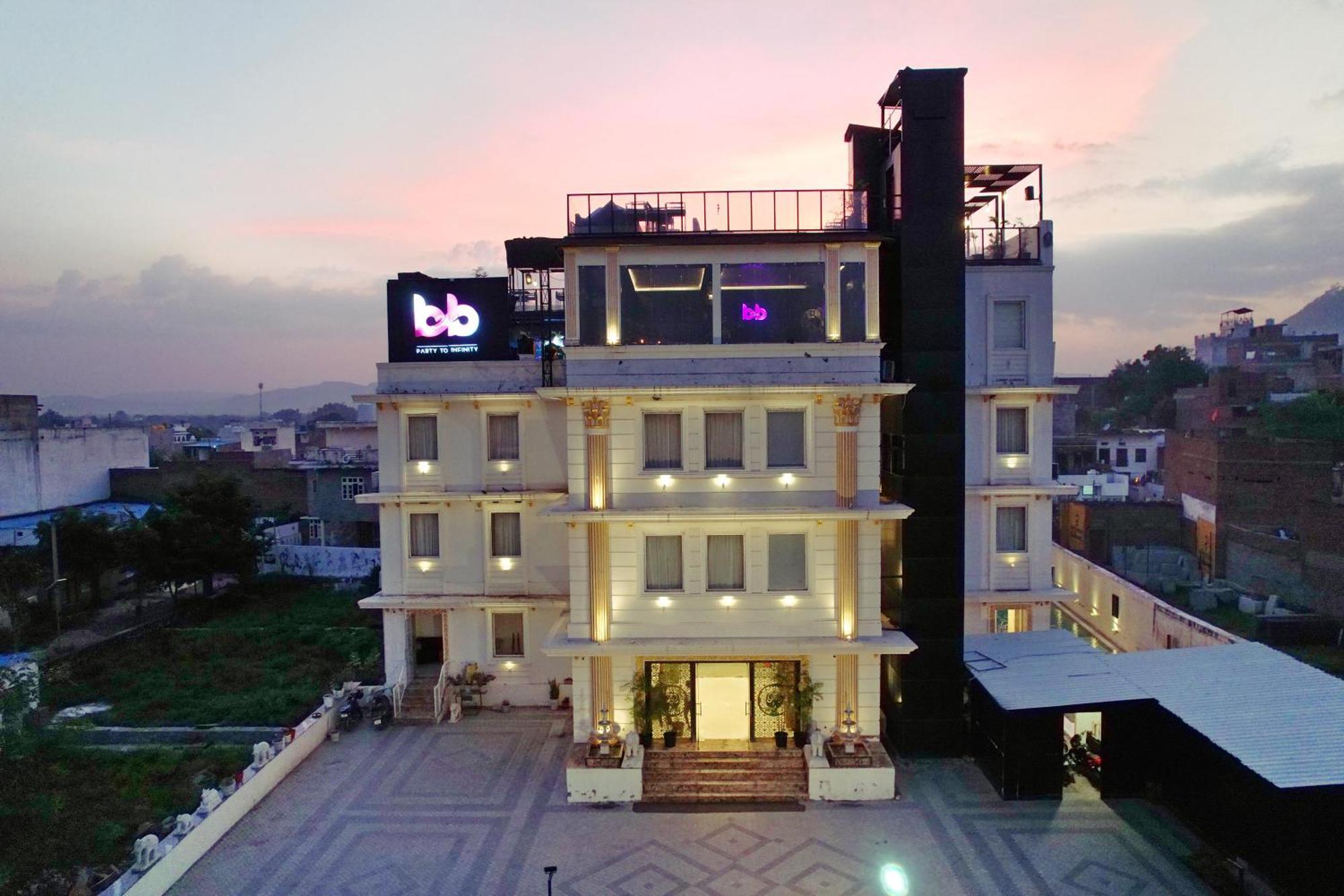 The Courtyard - Beyond Bar & Club Ξενοδοχείο Ουνταϊπούρ Εξωτερικό φωτογραφία
