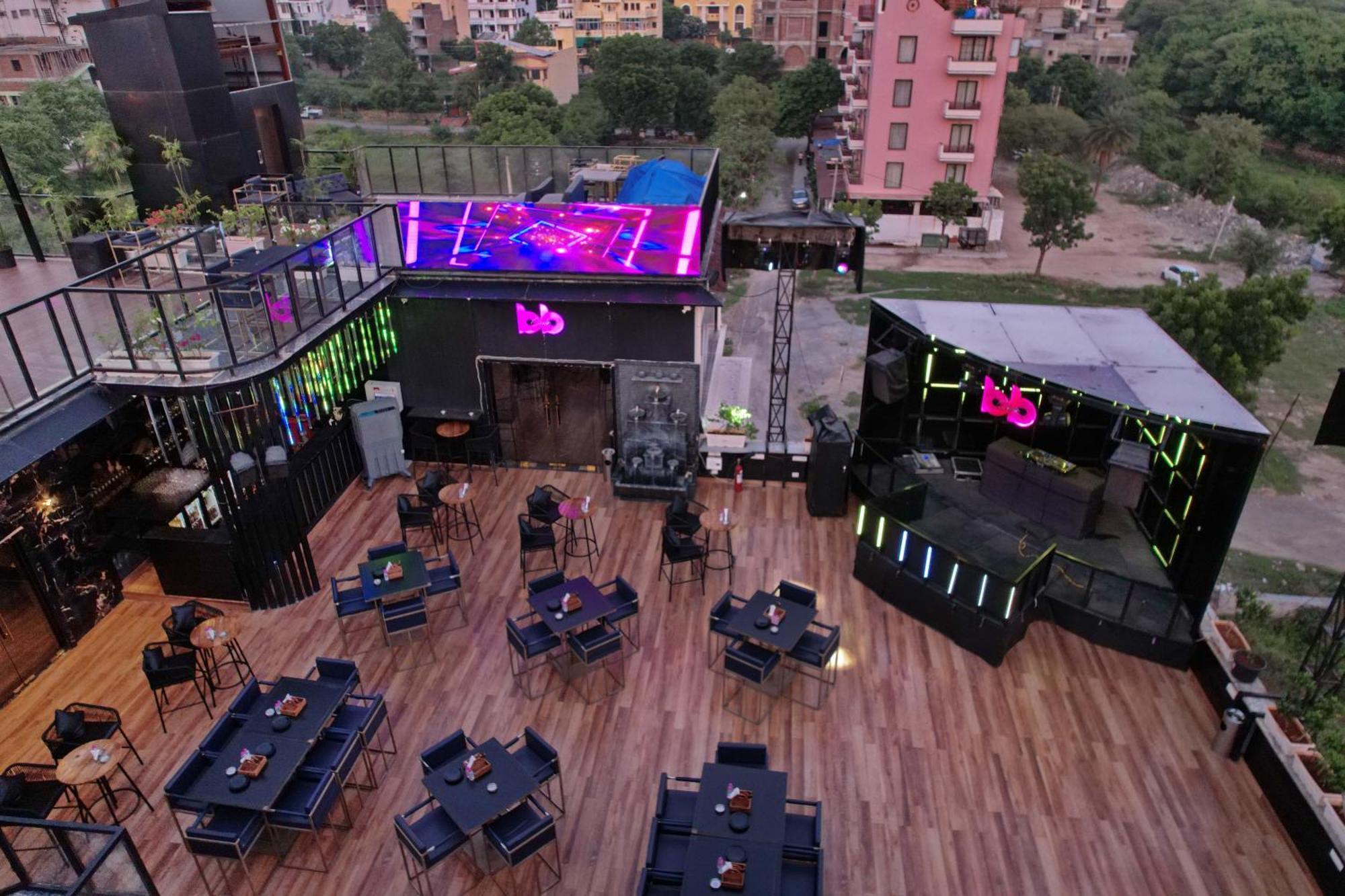 The Courtyard - Beyond Bar & Club Ξενοδοχείο Ουνταϊπούρ Εξωτερικό φωτογραφία