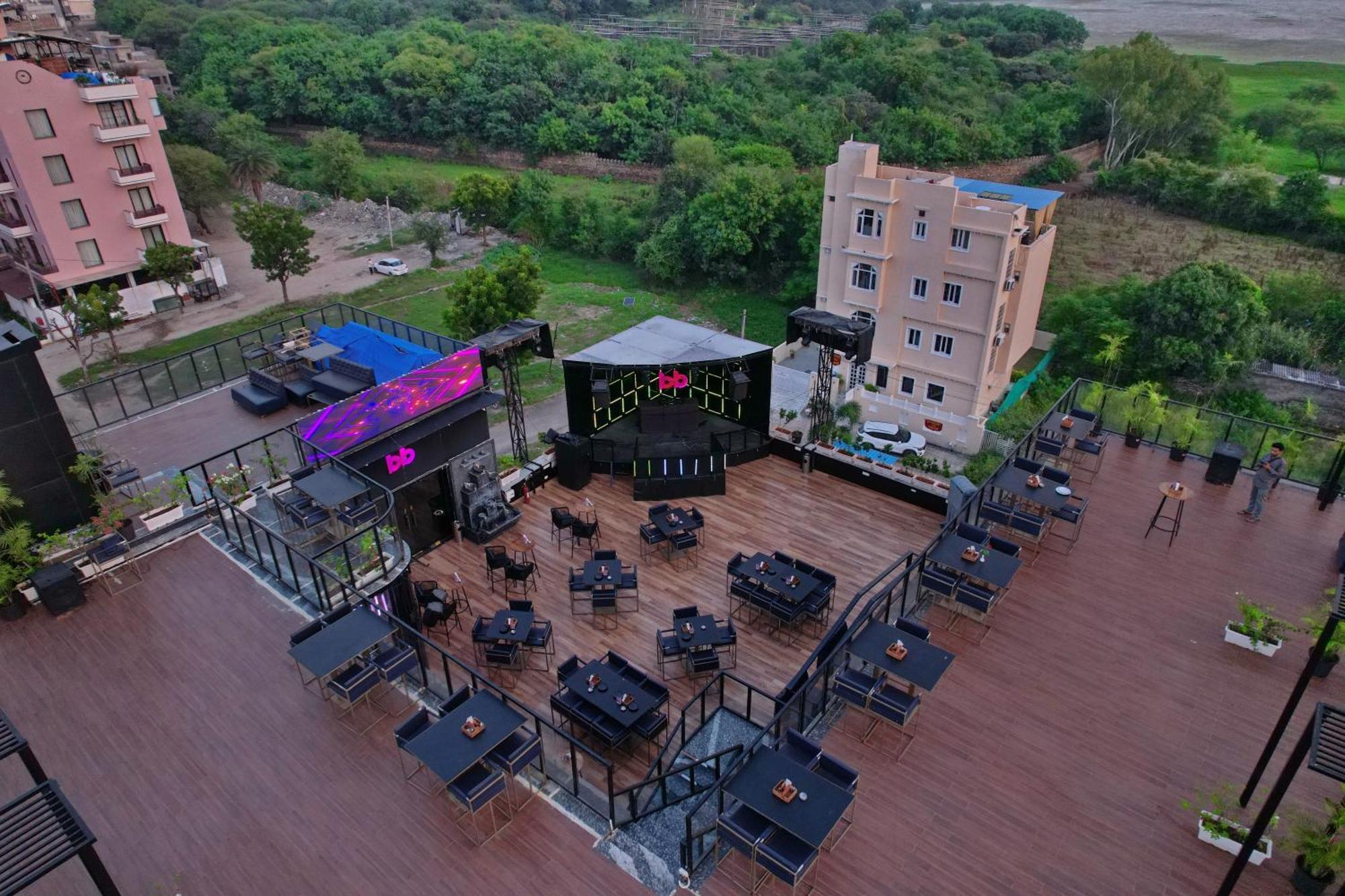 The Courtyard - Beyond Bar & Club Ξενοδοχείο Ουνταϊπούρ Εξωτερικό φωτογραφία
