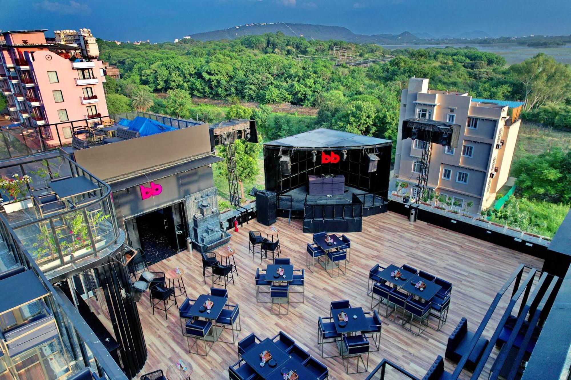 The Courtyard - Beyond Bar & Club Ξενοδοχείο Ουνταϊπούρ Εξωτερικό φωτογραφία