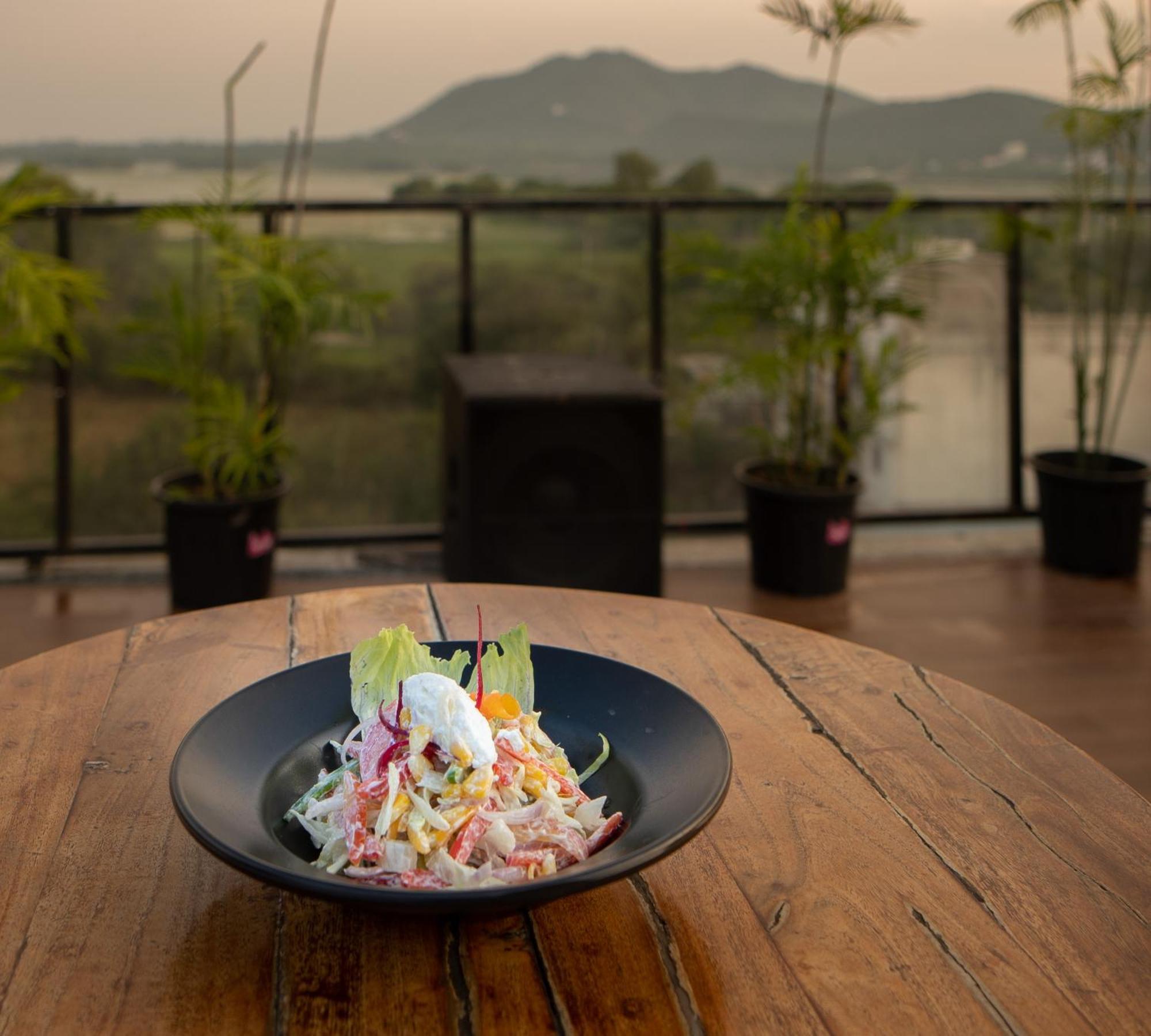 The Courtyard - Beyond Bar & Club Ξενοδοχείο Ουνταϊπούρ Εξωτερικό φωτογραφία