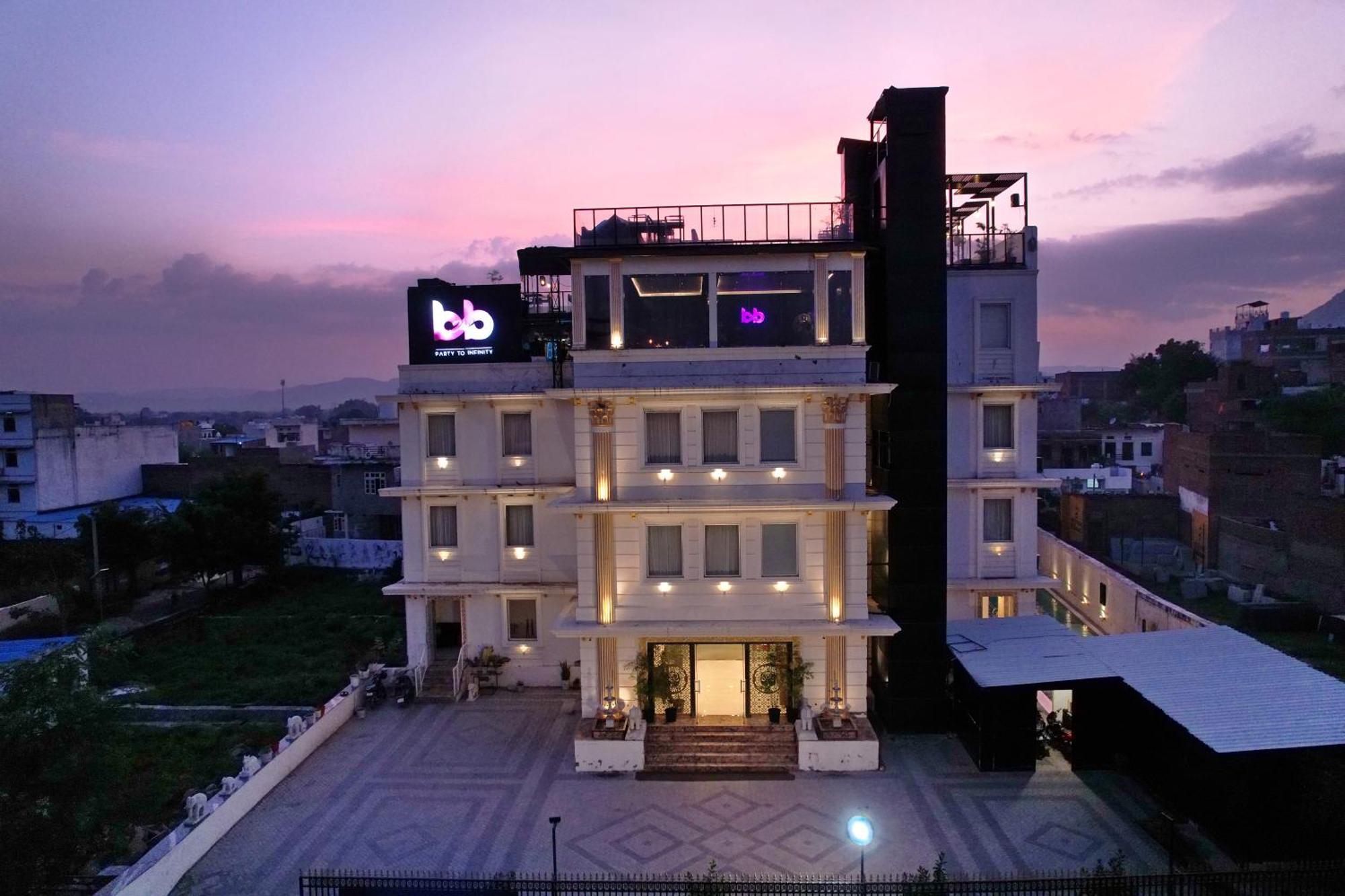 The Courtyard - Beyond Bar & Club Ξενοδοχείο Ουνταϊπούρ Εξωτερικό φωτογραφία