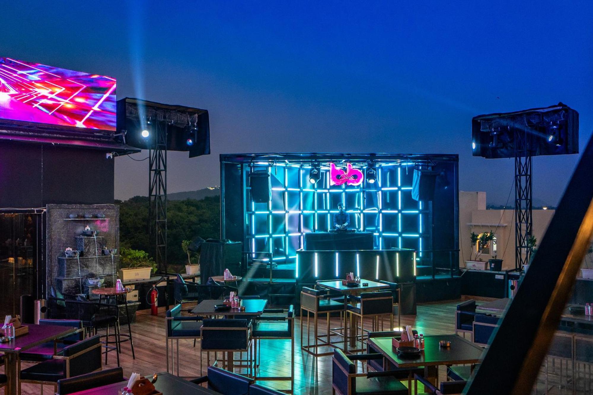 The Courtyard - Beyond Bar & Club Ξενοδοχείο Ουνταϊπούρ Εξωτερικό φωτογραφία