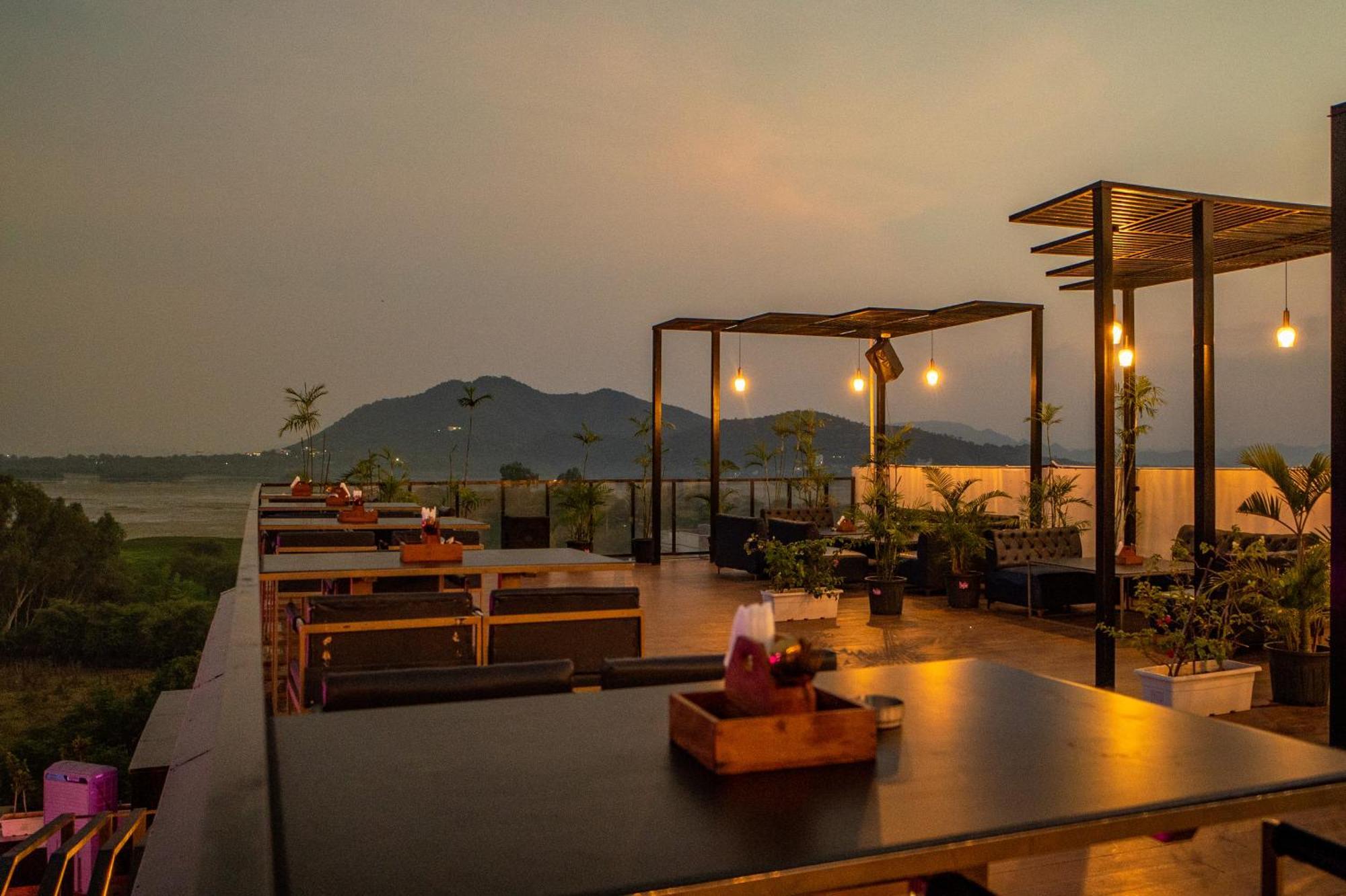 The Courtyard - Beyond Bar & Club Ξενοδοχείο Ουνταϊπούρ Εξωτερικό φωτογραφία