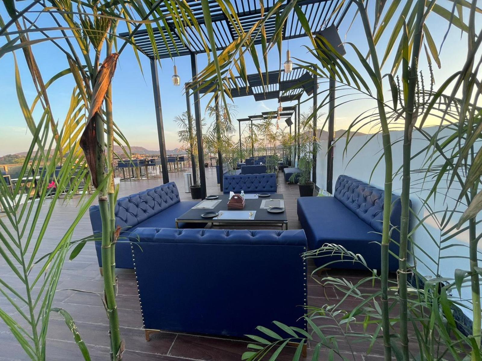 The Courtyard - Beyond Bar & Club Ξενοδοχείο Ουνταϊπούρ Εξωτερικό φωτογραφία